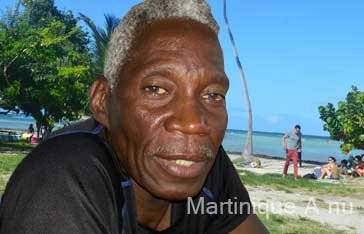 Awoi lors d'un interview dans son musée