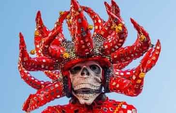 Diable rouge papa djab du carnaval de Martinique avec cornes et miroirs
