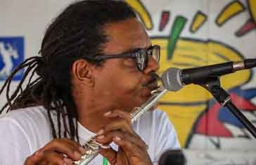 Max Télèphe joue de la flûte à Jazz à la Pointe au Vauclin